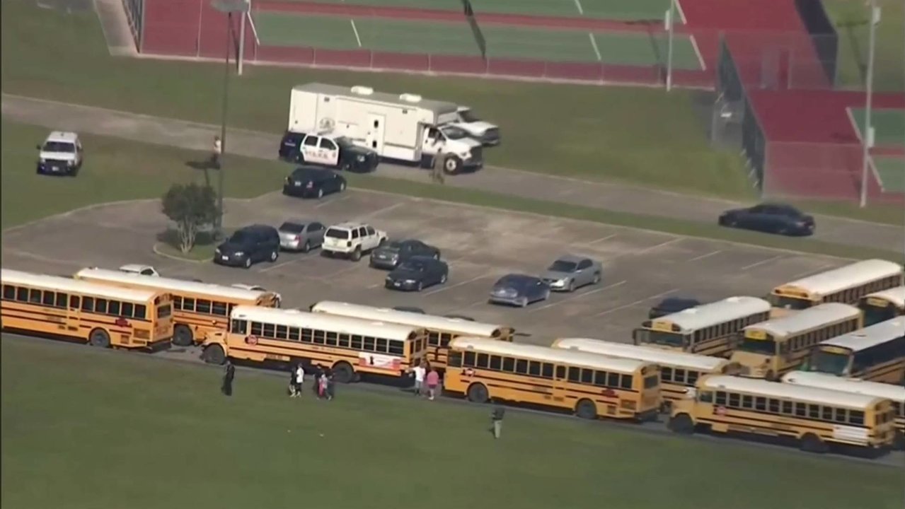 Varios muertos y heridos en tiroteo en un instituto de Texas 2