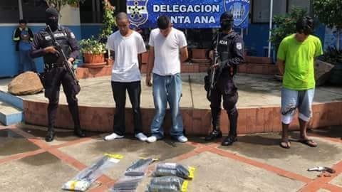 Policía captura a sujetos por tráfico ilícito de droga e incauta armas de fuego