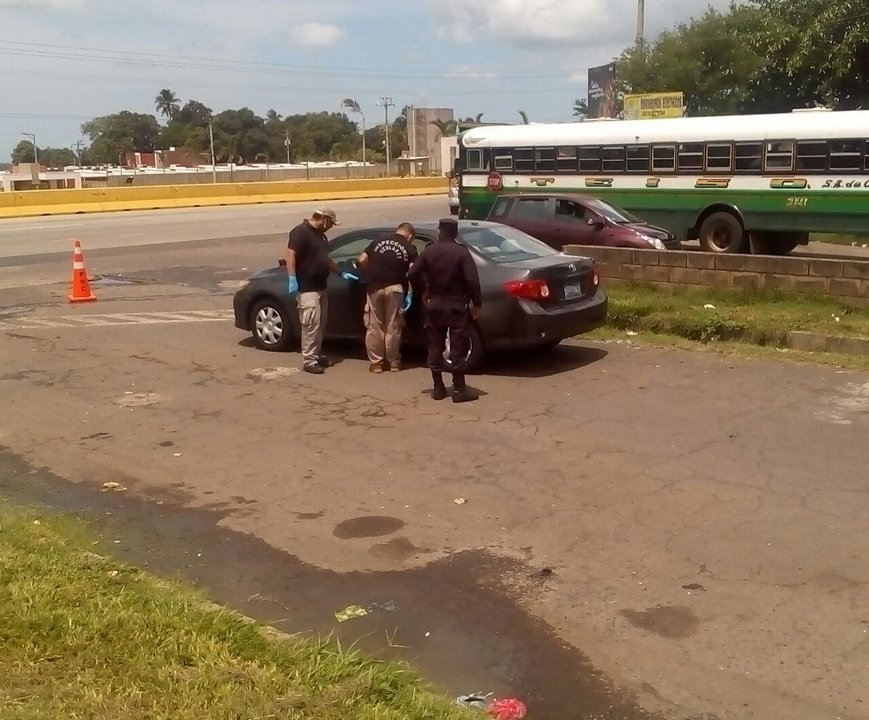 Policías ubican vehículo con reporto de robo, en Sonsonate